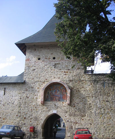 Poarta de intrare in manastire