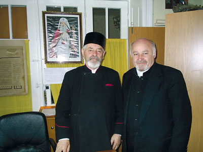 Preotul Vasile Prodea, impreuna cu directorul muzeului, preot Vasile Oltean