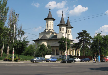 Biserica Eroilor este ridicata in incinta Cimitirului Eroilor Martiri din Decembrie 1989, prin straduinta 