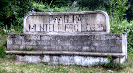 Manastirea Magura Ocnei - Monumentul Eroilor