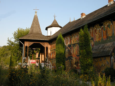 Manastirea Cotmeana - zidul exterior, si intrarea in biserica noua