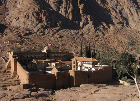 Muntele Sinai - <a href='/biserica-in-lume/67452-manastirea-sfanta-ecaterina-din-muntele-sinai' _fcksavedurl='/biserica-in-lume/67452-manastirea-sfanta-ecaterina-din-muntele-sinai' title='Manastirea Sfanta Ecaterina din Muntele Sinai' class='linking auto'>Manastirea Sfanta Ecaterina</a>