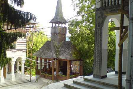 Manastirea Rohia - Altarul de vara