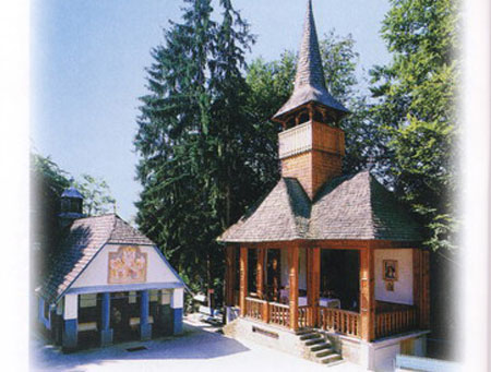 Manastirea Rohia - biserica veche si altarul de vara