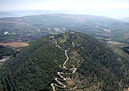 Muntele Tabor - in partea stanga este Manastirea Ortodoxa, iar in partea dreapta este cea Catolica