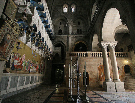 Biserica Sfantului Mormant - Piatra Ungerii, iar la etaj Golgota