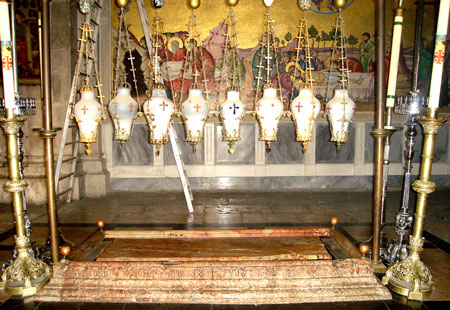 Biserica Sfantului Mormant - Piatra Ungerii si multime de candele