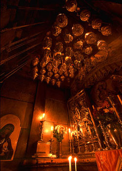 Biserica Sfantului Mormant - Mormantul Domnului, multime de candele