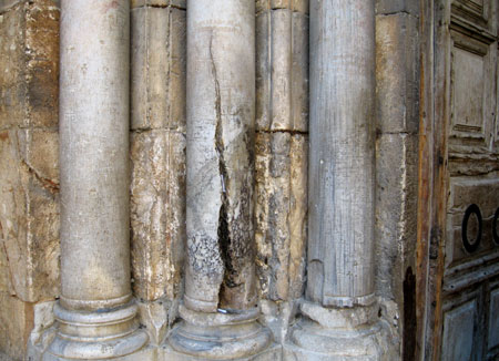 Biserica Sfantului Mormant - coloana din care a iesit Sfanta Lumina