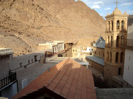 <a href='/reportaj/72399-pelerin-la-manastirea-sfanta-ecaterina-din-sinai' _fcksavedurl='/reportaj/72399-pelerin-la-manastirea-sfanta-ecaterina-din-sinai' title='Pelerin la Manastirea Sfanta Ecaterina din Sinai' class='linking auto'>Manastirea Sfanta Ecaterina - Sinai</a>, Egipt