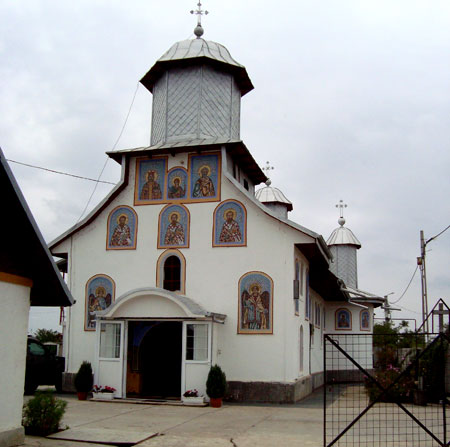 Biserica Sfantul Mucenic Carp - biserica din cimitir