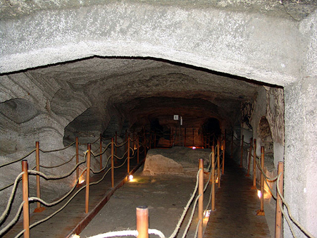 Catacombele din Insula Milos