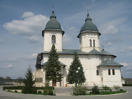 Catedrala Episcopala din Husi - Sfintii Apostoli Petru si Pavel