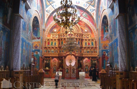 Catedrala Episcopala din Husi - Sfintii Apostoli Petru si Pavel
