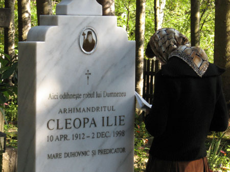 Mormantul Parintelui Cleopa Ilie - rugaciune