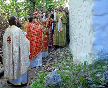 Schitul Cioclovina de Sus - IPS Teofan resfintind bisericuta
