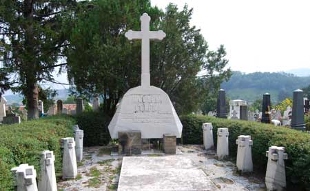 Biserica Sfanta Treime din Rasinari - Mormantul lui Nicolae Colan