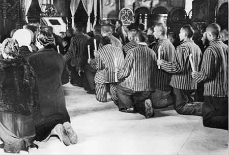 Manastirea Vacaresti - detinutii din penitenciar, stand in genunchi, la sfintele slujbe