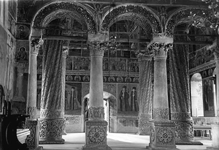 Manastirea Vacaresti - interiorul, cu coloane brancovenesti si fresca bizantina