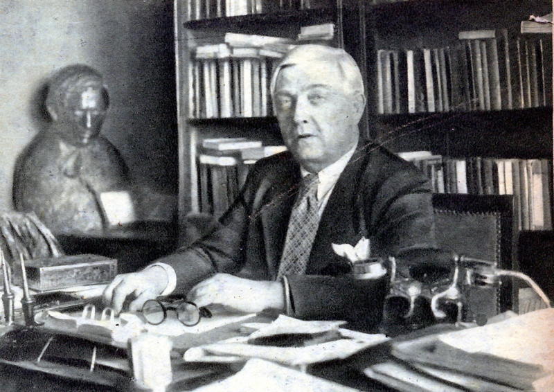 Liviu Rebreanu la birou - 1936