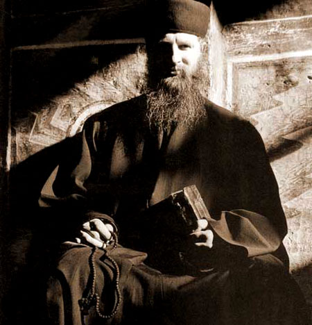 Calugar din Manastirea Valaam - metanier il ajuta la rugaciune