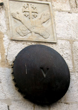 Drumul Crucii - Via Dolorosa - V - Simon din Cirene ridica Sfanta Cruce