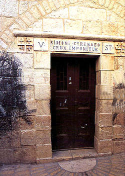 Drumul Crucii - Via Dolorosa - V - Simon din Cirene ridica Sfanta Cruce